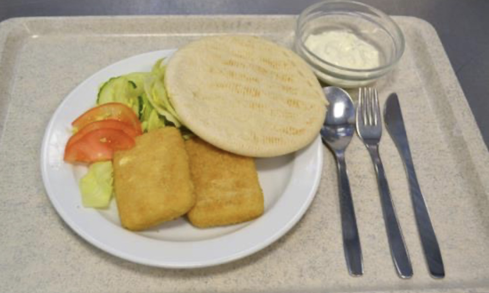 Gebackener Hirtenkäse mit Tzaziki und Pitabrot