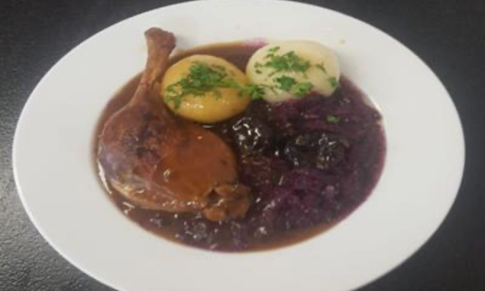 Entenkeule mit Bratensoße, Apfelrotkohl und Kartoffel-Klößen