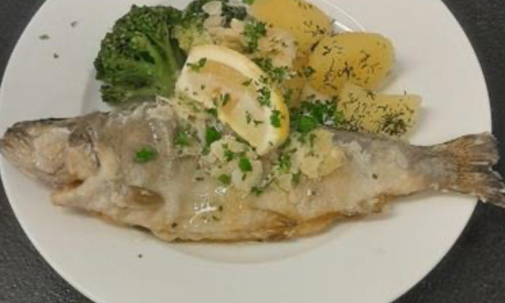Gebratene Forelle mit Brokkoli, Mandelbutter und Dillkartoffeln