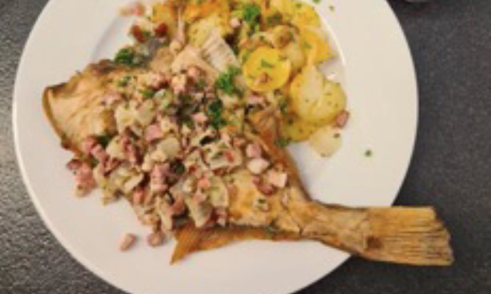 Gebratene Scholle mit Speckstippe, Bratkartoffeln und Rohkostsalat