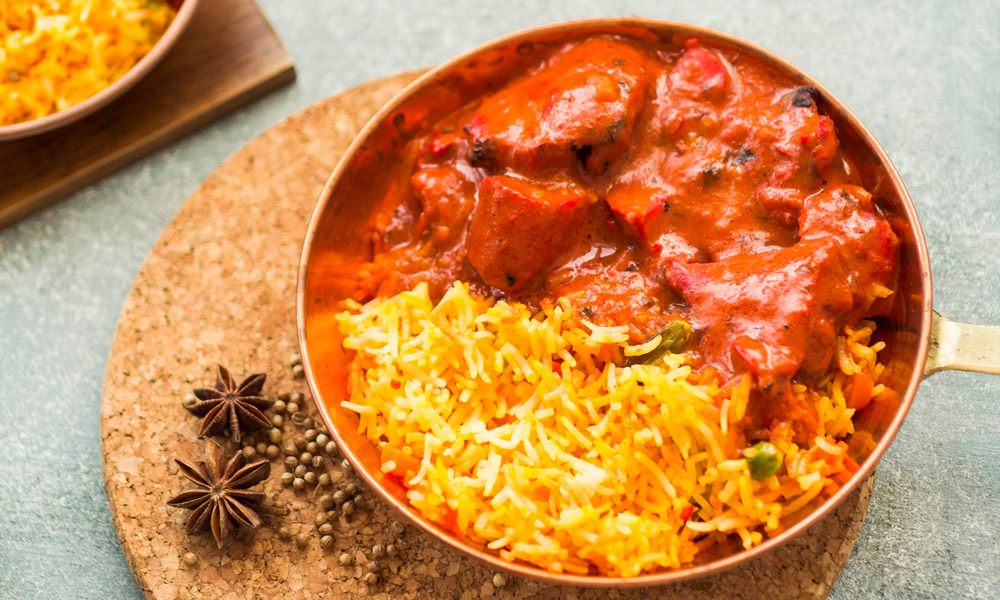 Putengulasch mit Sommergemüse und Langkornreis