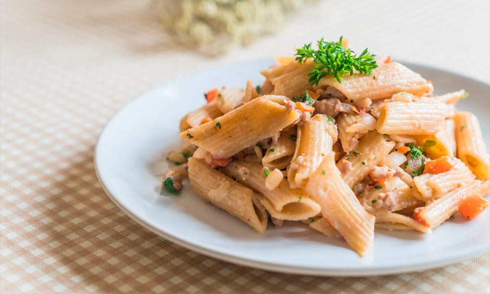 Biovollkornnudeln mit Oliven-Tomatensoße und Mozzarellakäse