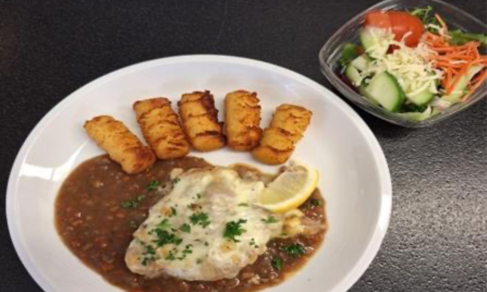 Steak mit Würzfleisch und Käse überbacken